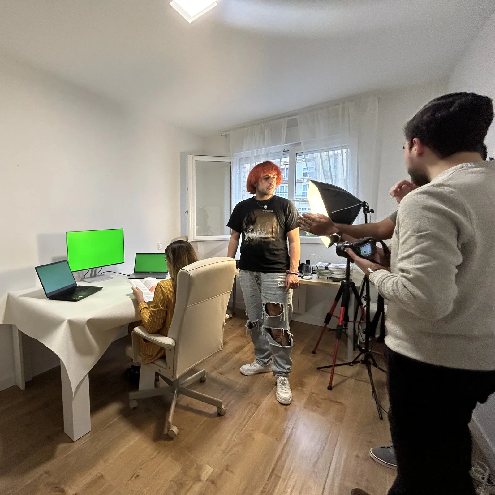 Set de grabación de Naxa Digital con pantalla de croma e iluminación profesional