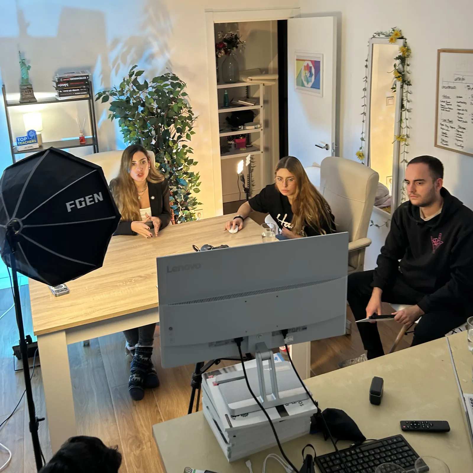 Equipo de Naxa Digital reunido grabando contenido para redes sociales